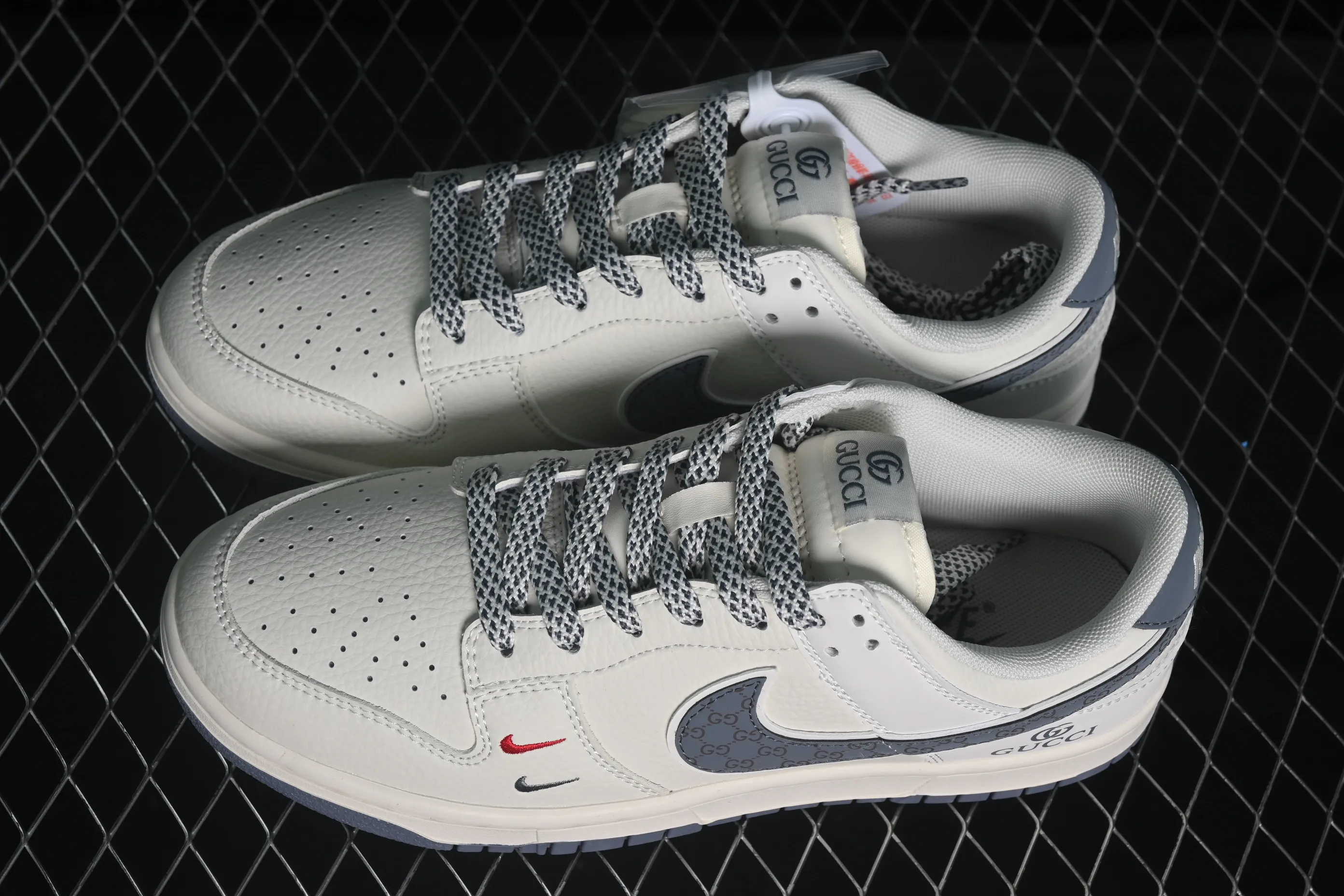 All categories Nk SB Dunk Series Nk SB Dunk Low High-end customized low-top sneakers Nike SB Dunk Low Gucci co-branded Gray flower hook Anniversary high-end customized low-top casual sneakers CS1688-121